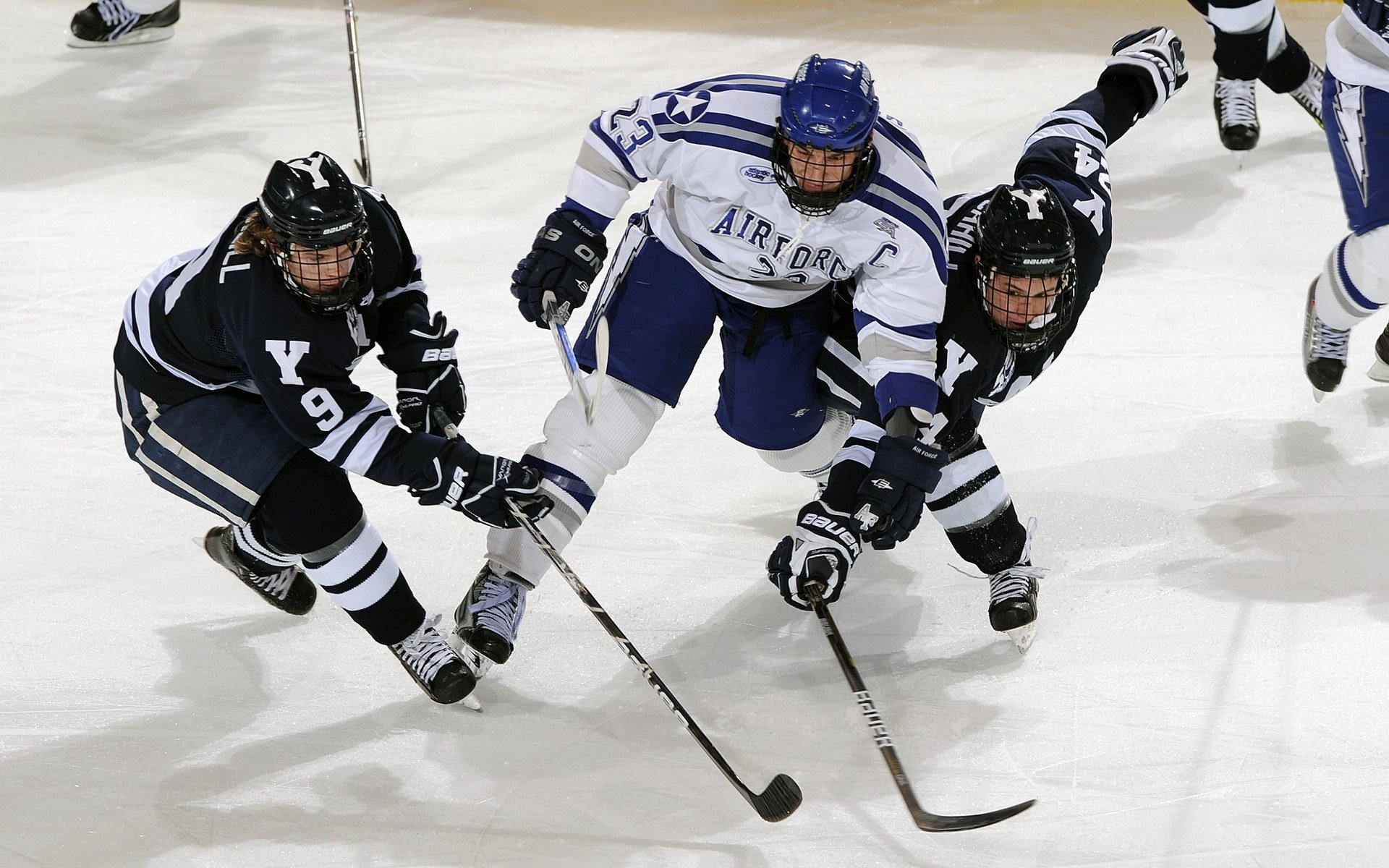主裁权威是否因VAR系统而被弱化,主裁判可以决定var介入吗_